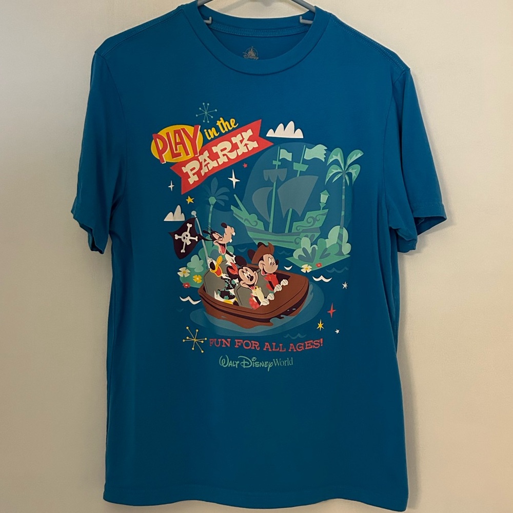 NWOT Disney Parks Men’s Medium Pirates of the Caribbean T-shirt